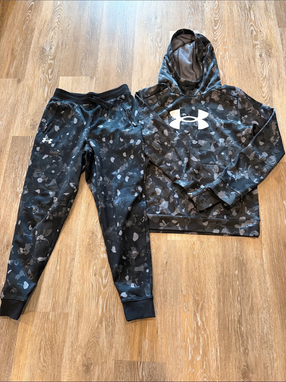 Under Armour Kids Black & Gray Camo Hooded Sweatshirt and Joggers
